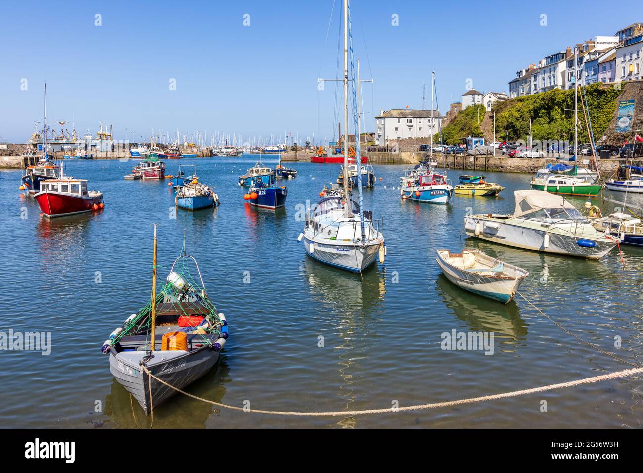 Die Boote vertäuten im Hafen von Brixham in South Devon. Stockfoto