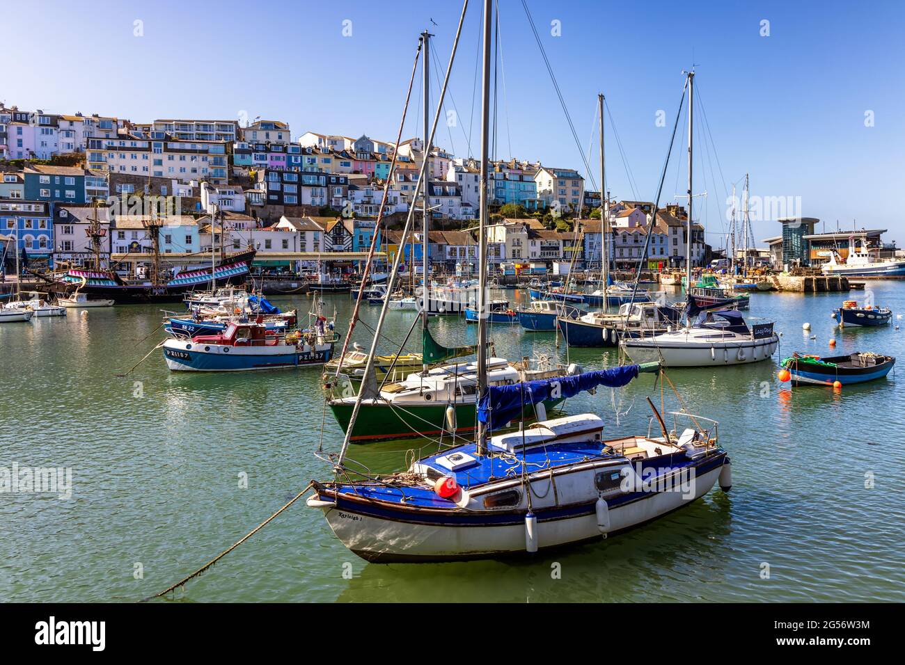 Farbenfrohe Häuser mit Blick auf den malerischen Hafen von Brixham im Süden von Devon. Stockfoto
