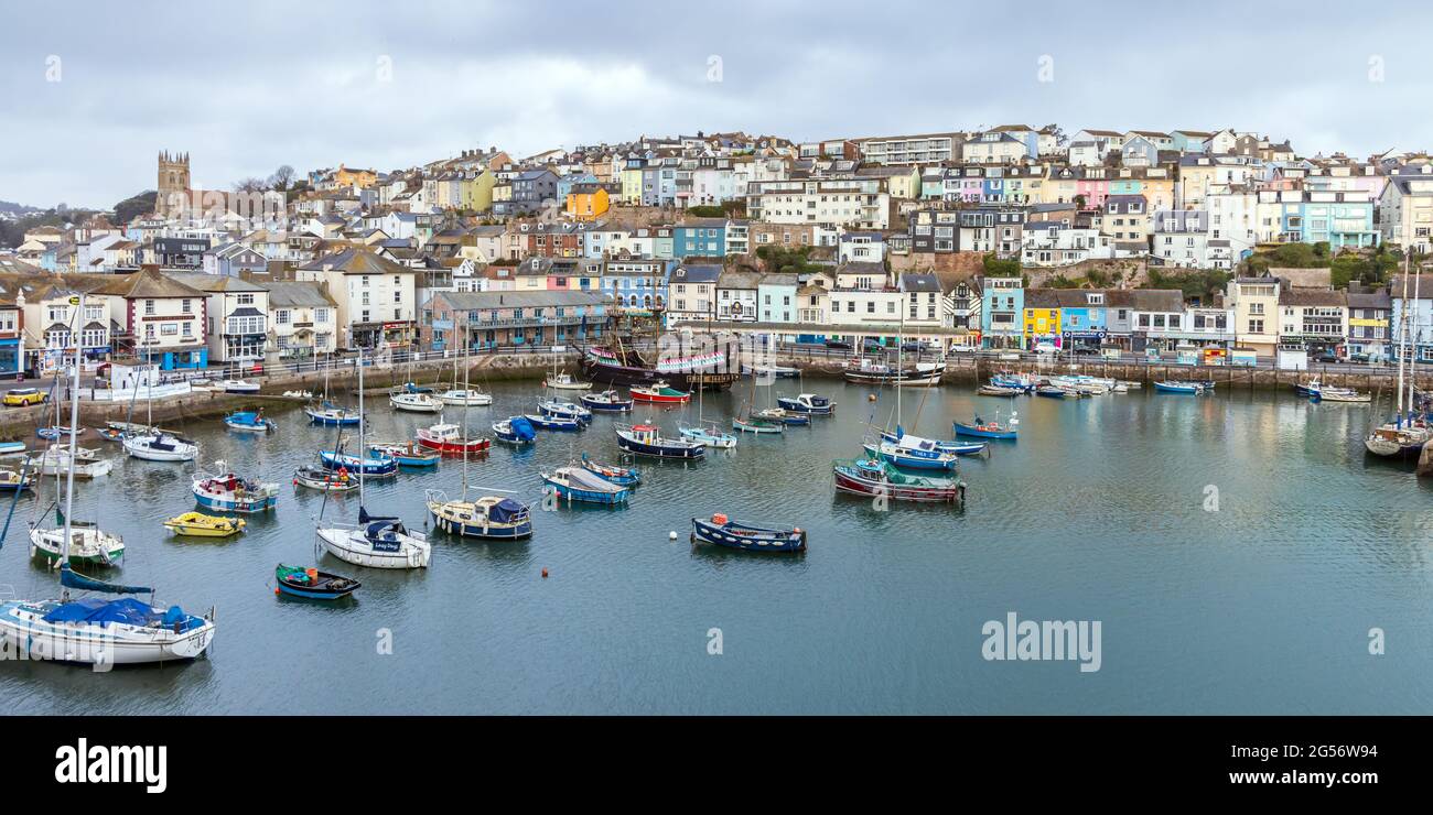 Blick von der King Street auf den alten Hafen von Brixham, mit dem schönen Allerheiligen-Kirchturm in der Ferne. Stockfoto