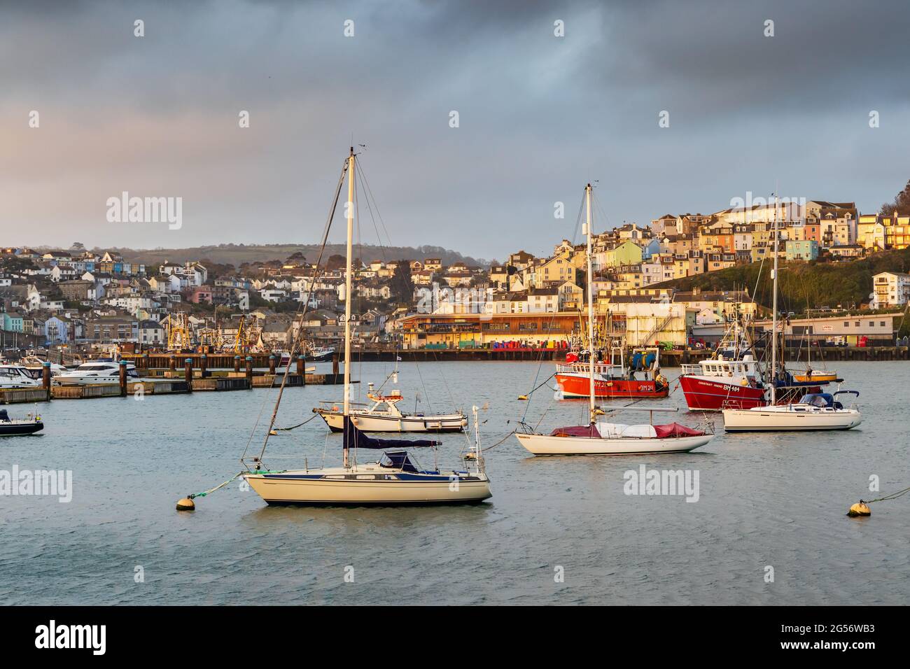 Die Boote vertäuten am Hafen von Brixham im Süden von Devon. Am frühen Morgen. Stockfoto