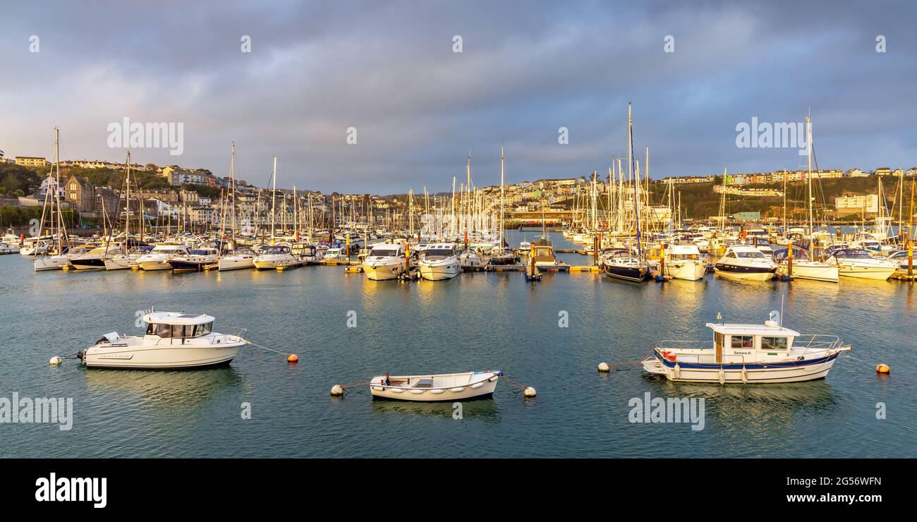 Die Boote liegen am Hafen von Brixham im Süden von Devon. Am frühen Morgen. Stockfoto