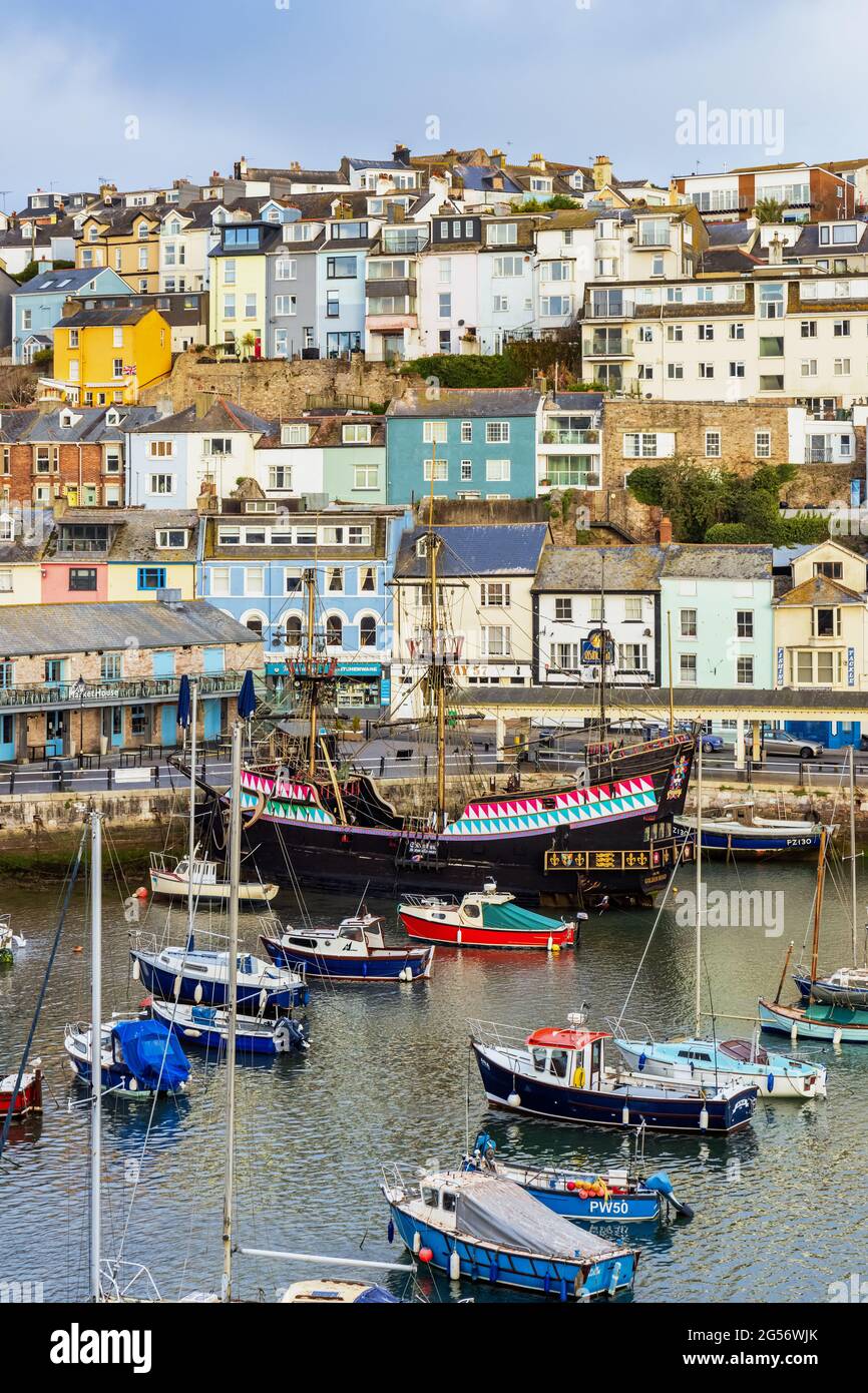Blick von der King Street auf den alten Hafen von Brixham, mit der Replik Golden Hind, die am Kai vertäut ist. Stockfoto