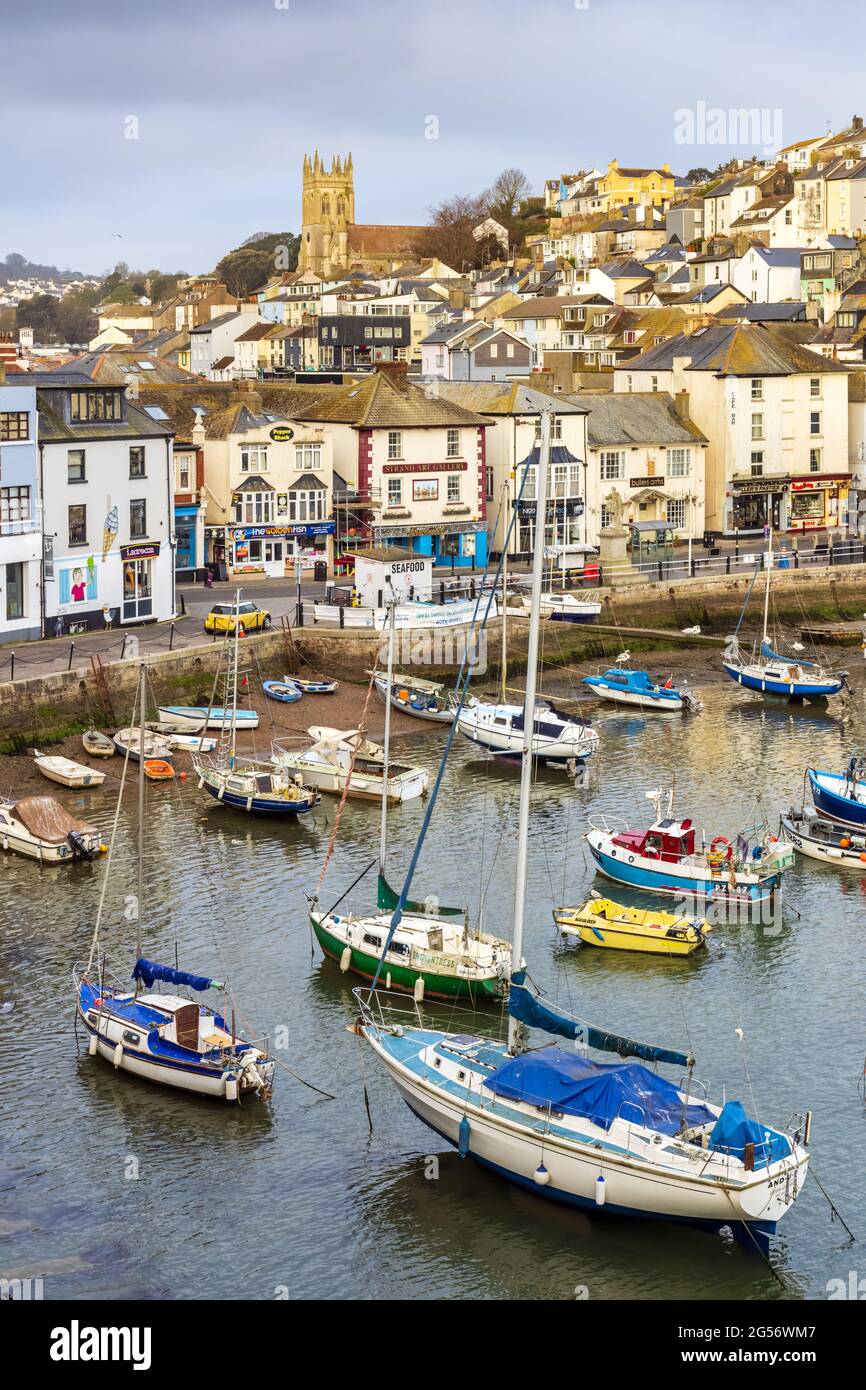 Blick von der King Street auf den alten Hafen von Brixham, mit dem schönen Allerheiligen-Kirchturm, der über den Häusern ragt. Stockfoto