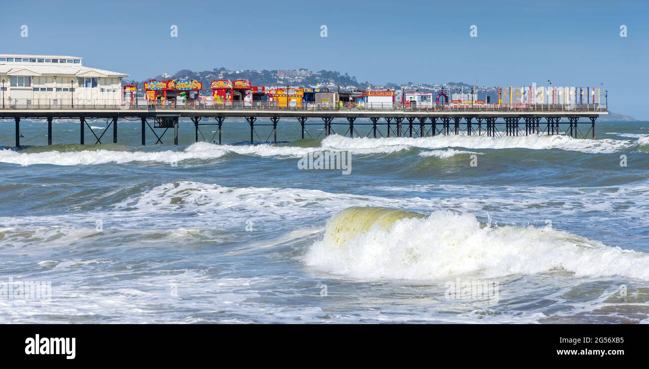 Brechende Wellen in Paignton am Paignton Pier an einem stürmischen Frühlingstag in South Devon. Stockfoto