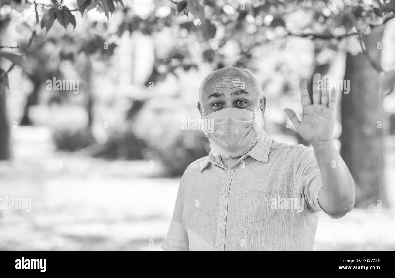 Unterstützung älterer Menschen bei der Blockierung des Coronavirus und sozialer Distanzierung. Sicherheitsmaßnahmen. Coronavirus-Pandemie. Älterer Mann mit Gesichtsmaske. Pandemie Stockfoto