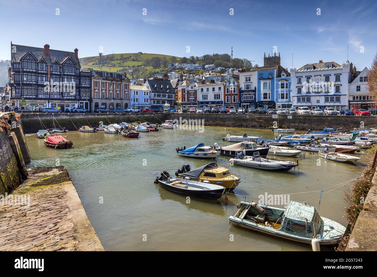 Boote vertäuten im schönen kleinen quadratischen Innenhafen in Dartmouth in South Devon, England. Stockfoto
