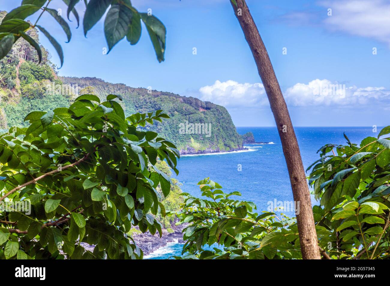 Straße nach Hana: Blick auf die Nua'ailua Bay entlang des Hana Highway in East Maui, Hawaii Stockfoto
