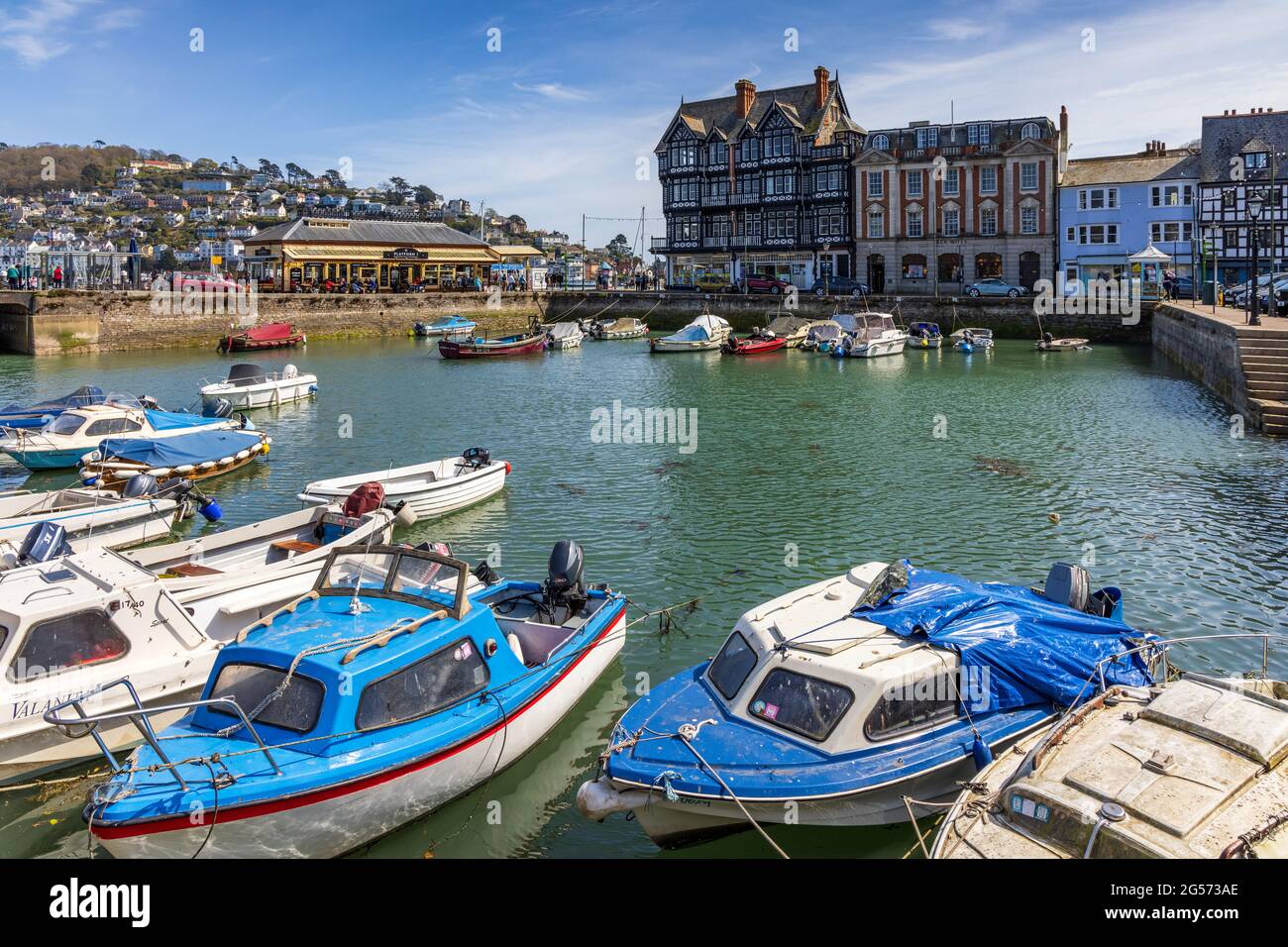 Boote vertäuten im schönen kleinen quadratischen Innenhafen in Dartmouth in South Devon, England. Stockfoto