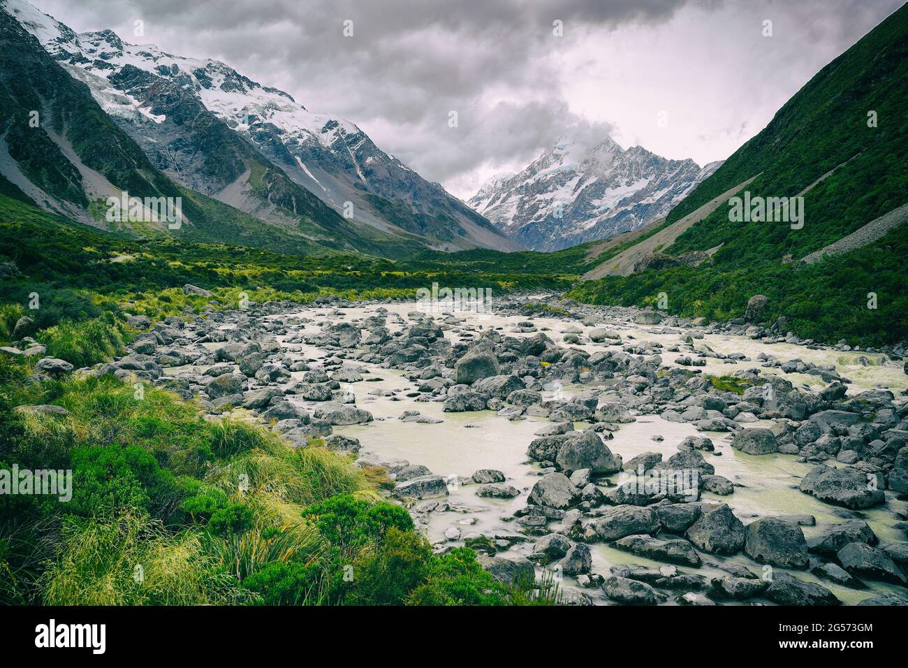 Hooker Valley Track Wanderweg, Neuseeland. Fluss, der zum Hooker See führt, mit Gletscher und Blick auf den Aoraki Mount Cook National Park mit schneebedeckter Aussicht Stockfoto