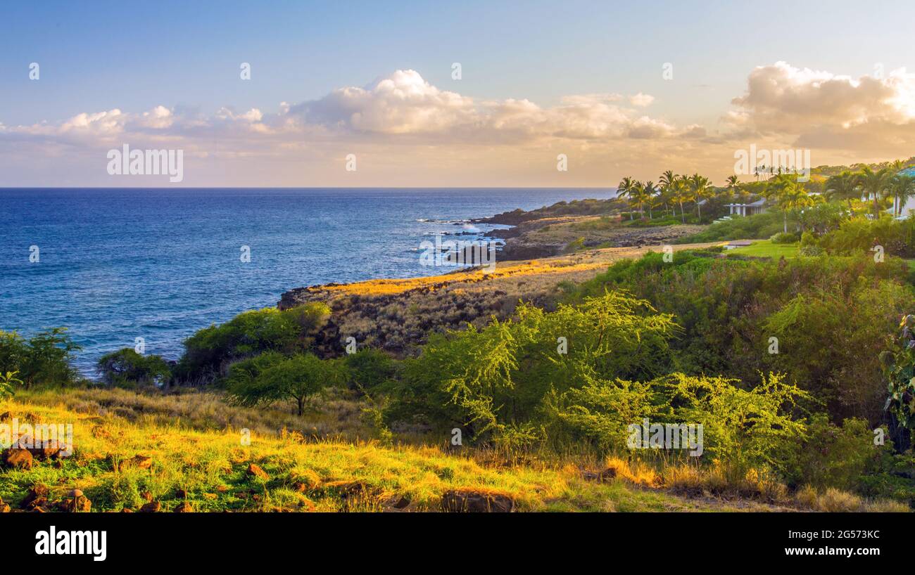 Luftaufnahme von Lanai, Hawaii bei Sonnenuntergang. Lanai, eine kurze Fahrt mit der Fähre von Lahaina, Maui, ist umgangssprachlich als Pineapple Island bekannt Stockfoto