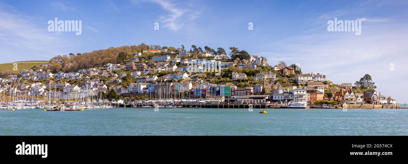Ein Panoramablick auf Kingswear und seine farbenfrohen Gebäude von der anderen Seite des Flusses Dart in Dartmouth, Devon, England. Stockfoto