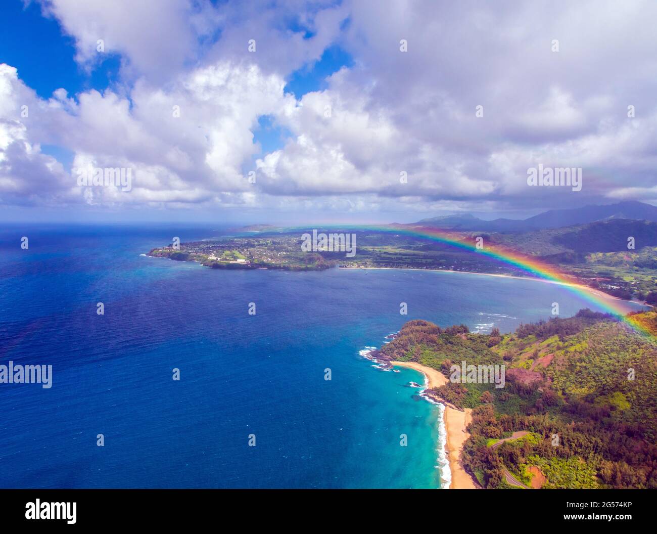 Luftaufnahme eines Regenbogens über der Hanalei Bay in der Nähe von Princeville, Hawaii, entlang der nördlichen Küste von Kauai Stockfoto