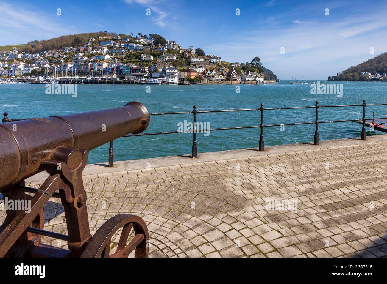 Crimean war Cannon am Kai mit Blick auf die Flussmündung des Dart in Dartmouth, South Devon. Stockfoto