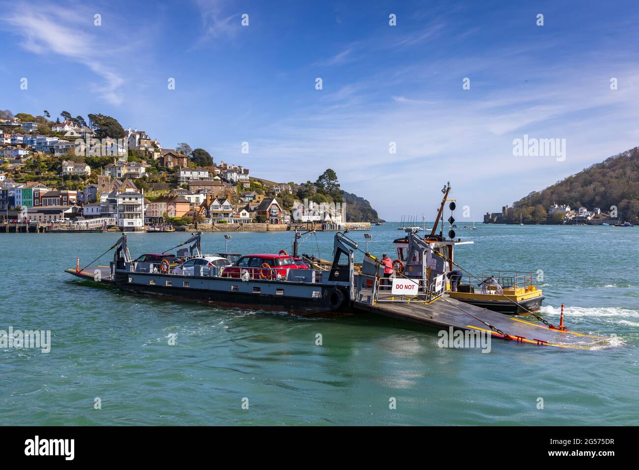 Dartmouth nach Kingswear an einem sonnigen Apriltag überqueren Sie die untere Autofähre über den Fluss Dart von Dartmouth nach Kingswear. Stockfoto