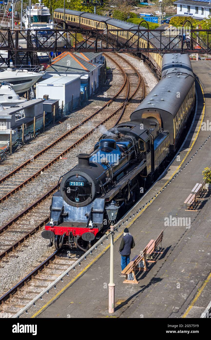 BR Standard Class 4 75014 'Braveheart' fährt auf der Dartmouth Steam Railway, South Devon, in die Kingswear Station. Stockfoto