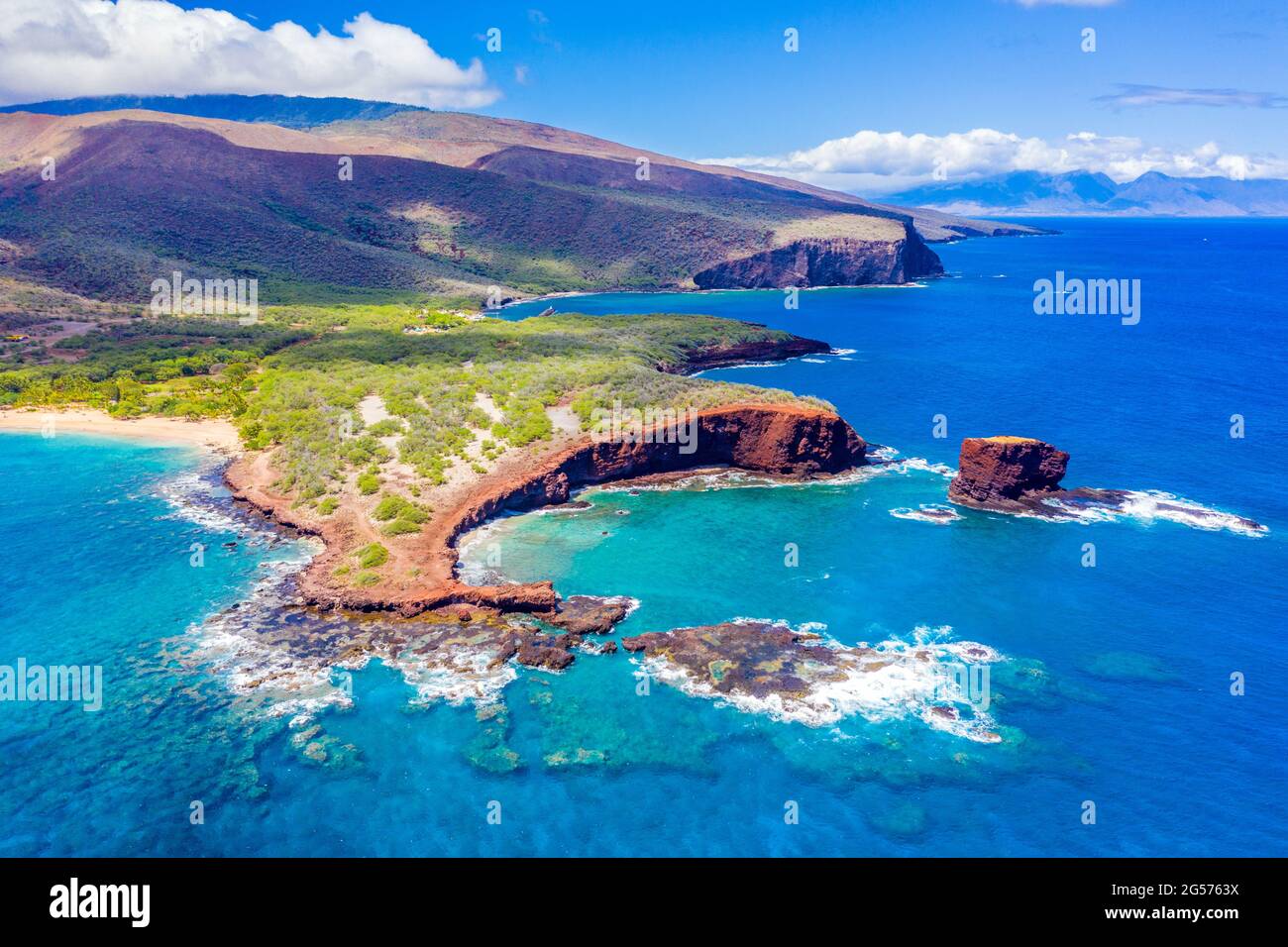 Luftaufnahme von Lanai, Hawaii mit Hulopo'e Bay und Strand, Sweetheart Rock (Pu'U Pehe), Shark's Bay und die Berge von Maui im Hintergrund Stockfoto