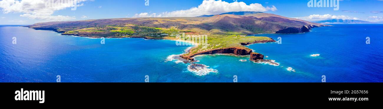 Luftpanorama der Insel Lanai, Hawaii, eine kurze Fahrt mit der Fähre von Maui, deren Berge im Hintergrund rechts zu sehen sind Stockfoto