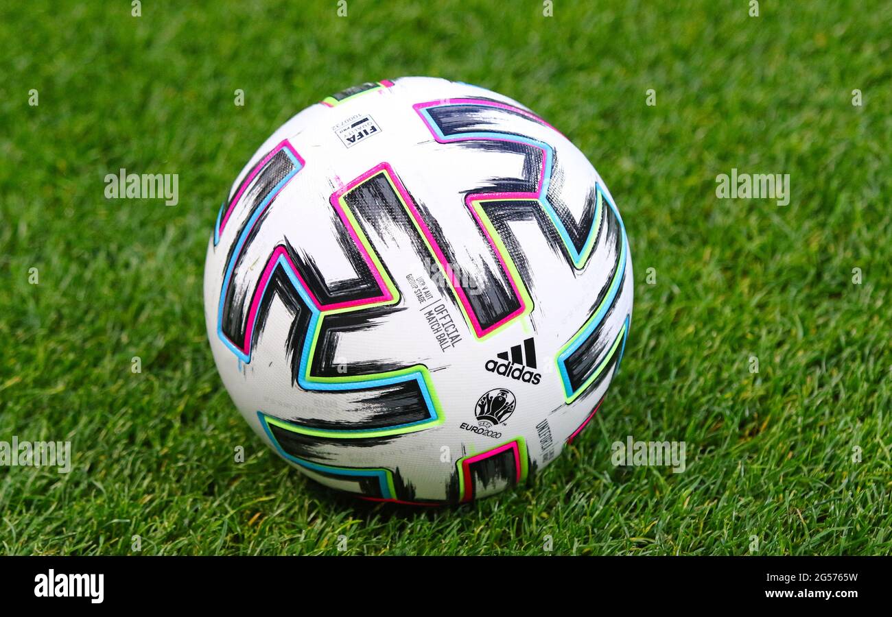 BUKAREST, RUMÄNIEN - 21. JUNI 2021: Adidas Uniforia, offizieller UEFA EURO 2020-Spielball auf dem Rasen, der während des UEFA EURO 2020-Spiels Ukraine gegen Österreich im Stadion National Arena Bukarest gesehen wurde Stockfoto