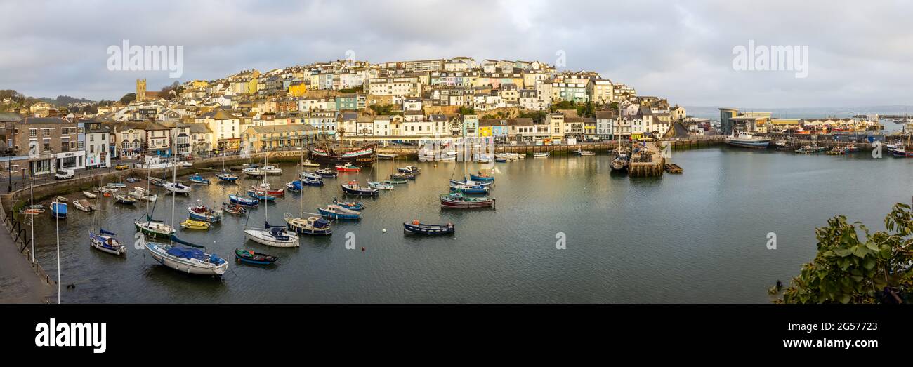 Panorama des Innenhafens von Brixham am frühen Morgen, südlich von Devon. Stockfoto