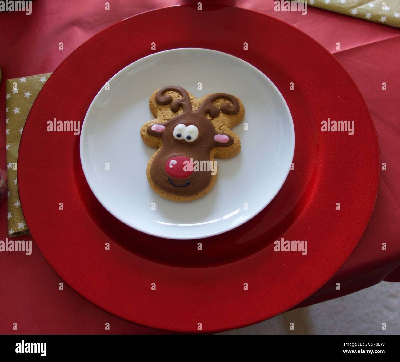 Weihnachts-Lebkuchenkeks mit Rotnasen-rudolph-Rentier auf einem Teller Stockfoto