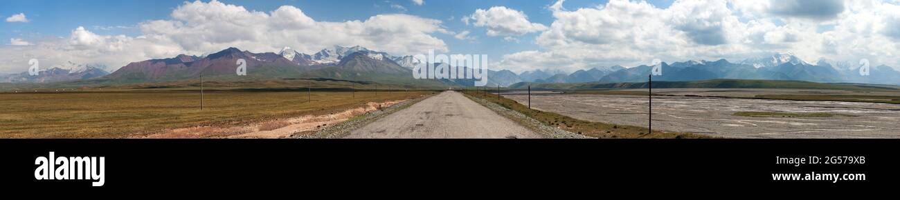 Schöne Landschaft Panorama der Pamir-Gebirge in Kirgisistan. Pamir Autobahn M41 internationale Straße, Dach der Welt, Kirgisistan und Tadschikistan Stockfoto