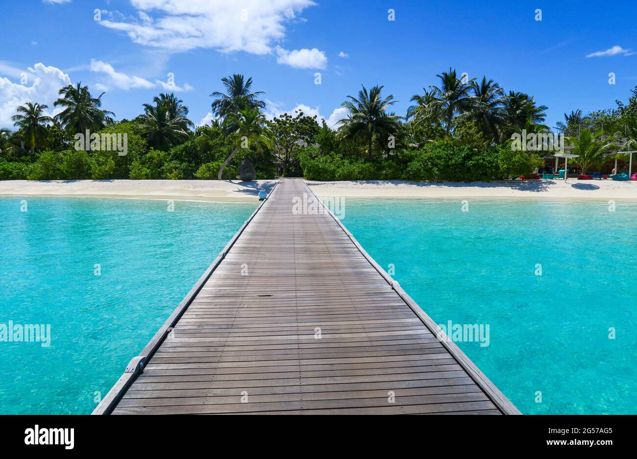 Holzsteg über den Strand, Süd-Ari-Atoll, Malediven Stockfoto