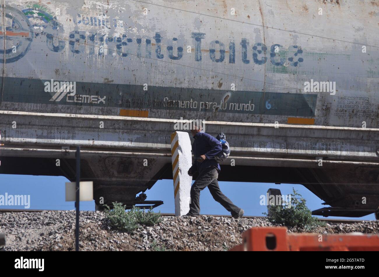 Ein Mittelamerikaner geht vor dem Zug, den sie La Bestia: Das Biest nennen, entlang der Bahngleise Stockfoto