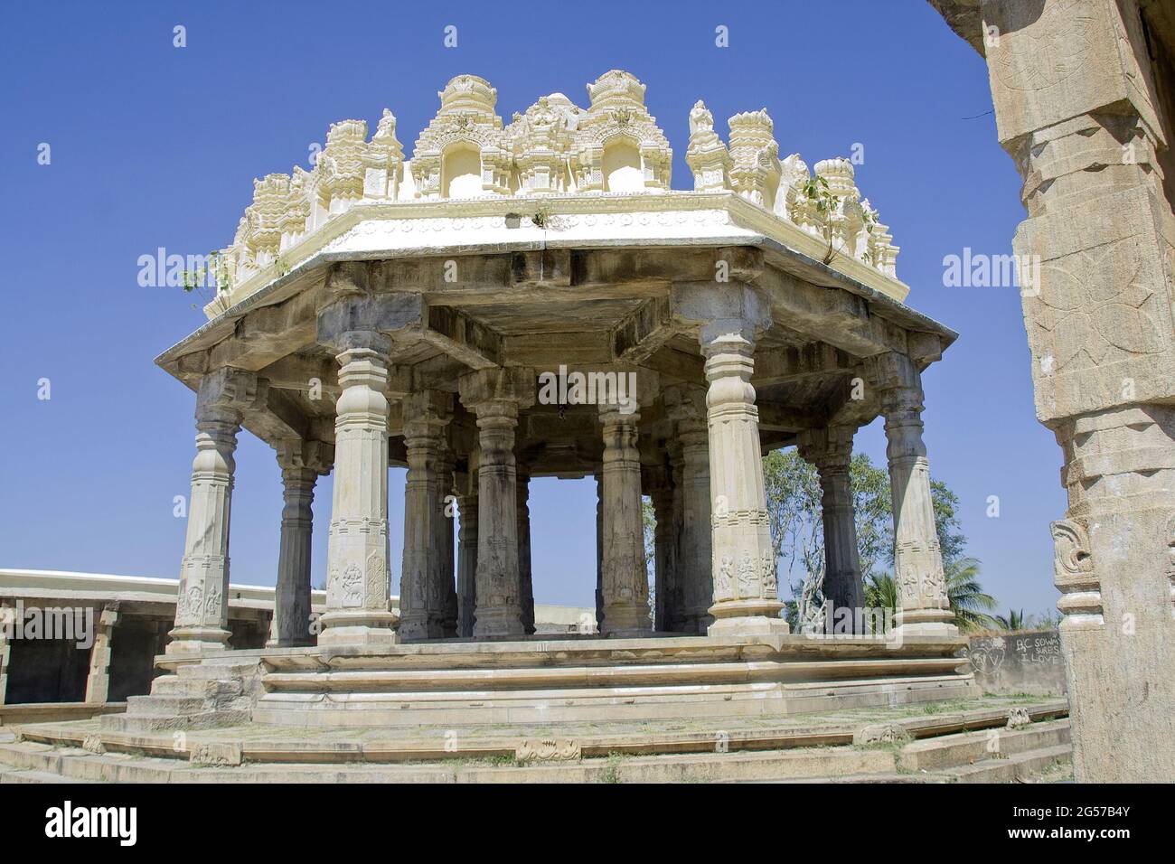 Historischen Tanz Podium mit steinernen Säulen an Melkote, Karnataka, Indien, Asien Stockfoto