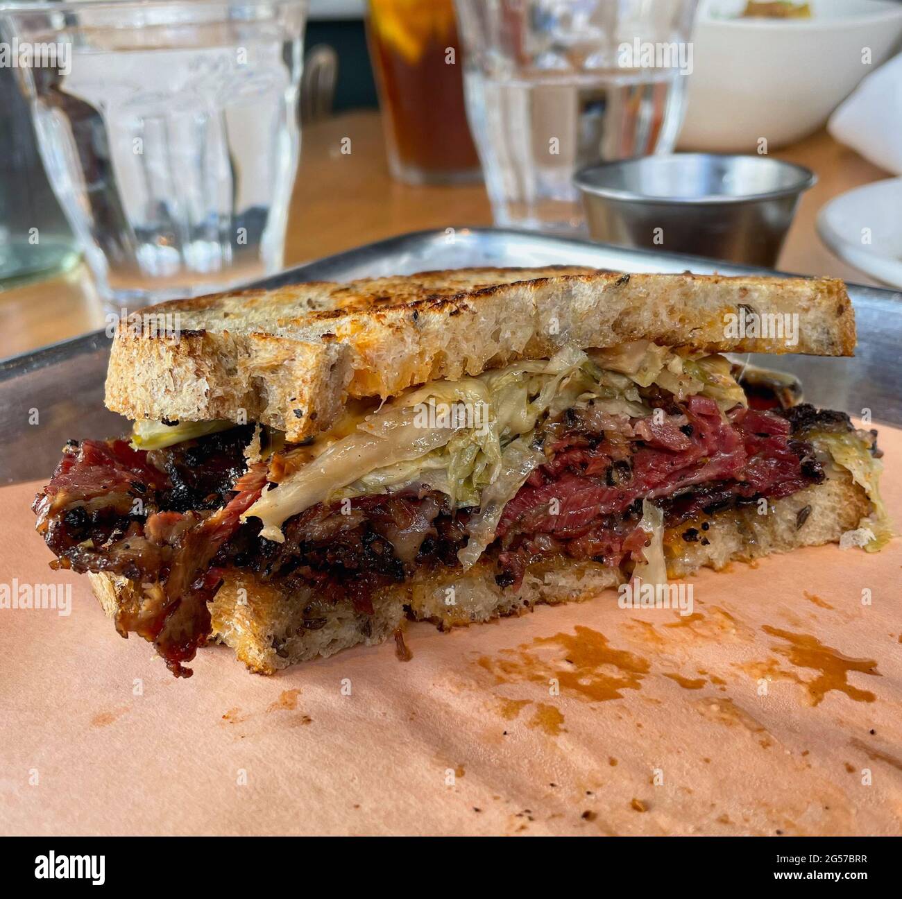 Ein Reuben-Sandwich im Philly-Stil mit Sauerkraut und Maisbeef. Stockfoto