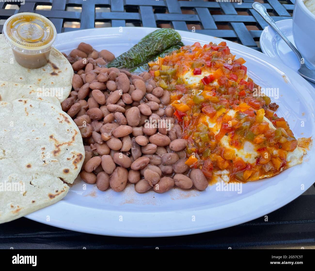 Mexikanisches Frühstück; Huevos Rancheros mit Salsa, Bohnen und Tortillas; Eier mit würziger Sauce, Bohnen und Mais-Tortillas Stockfoto