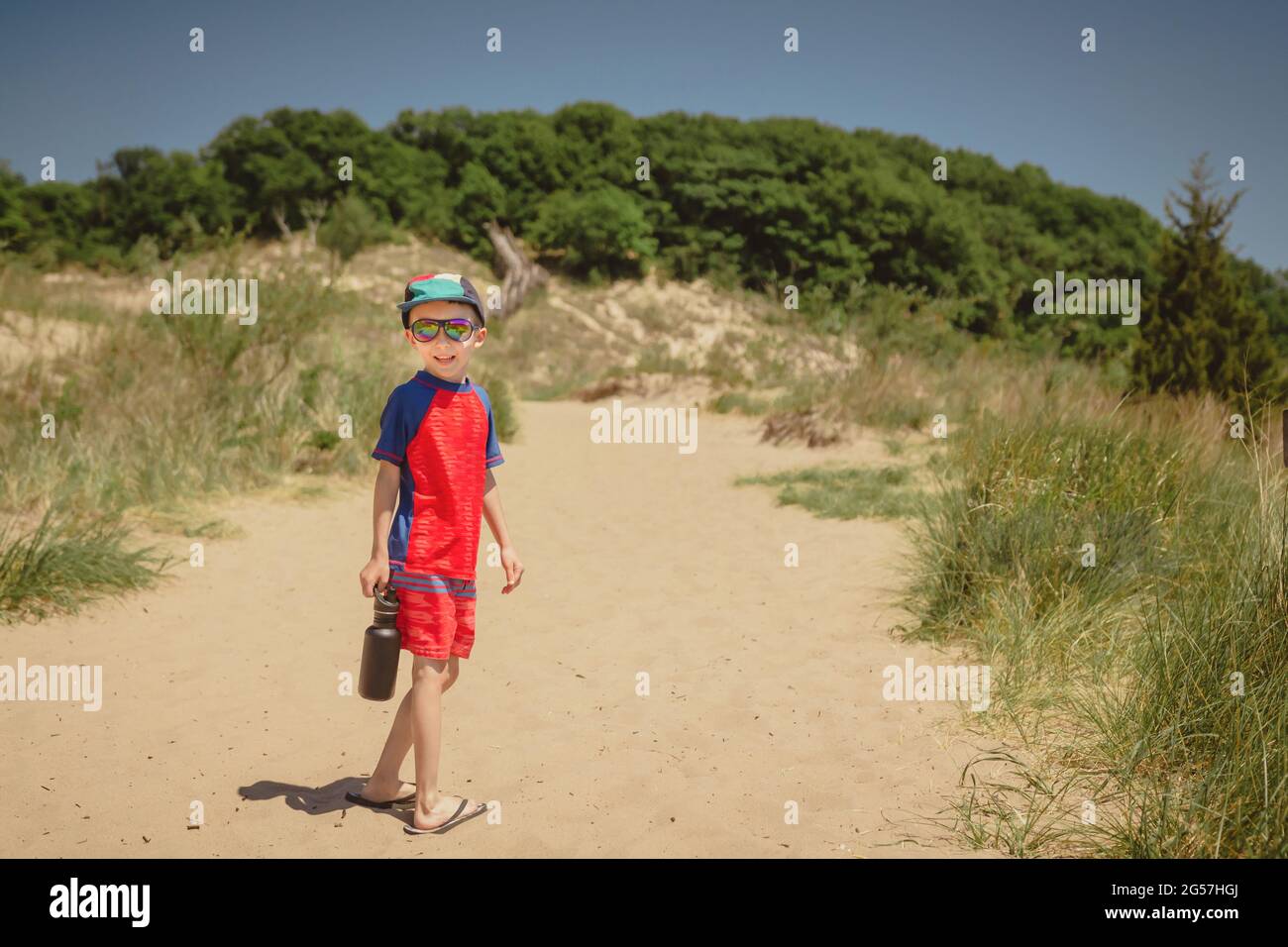 Junge wandern entlang des Dünennachfolgerpfades im Indiana Dunes National Park. Stockfoto