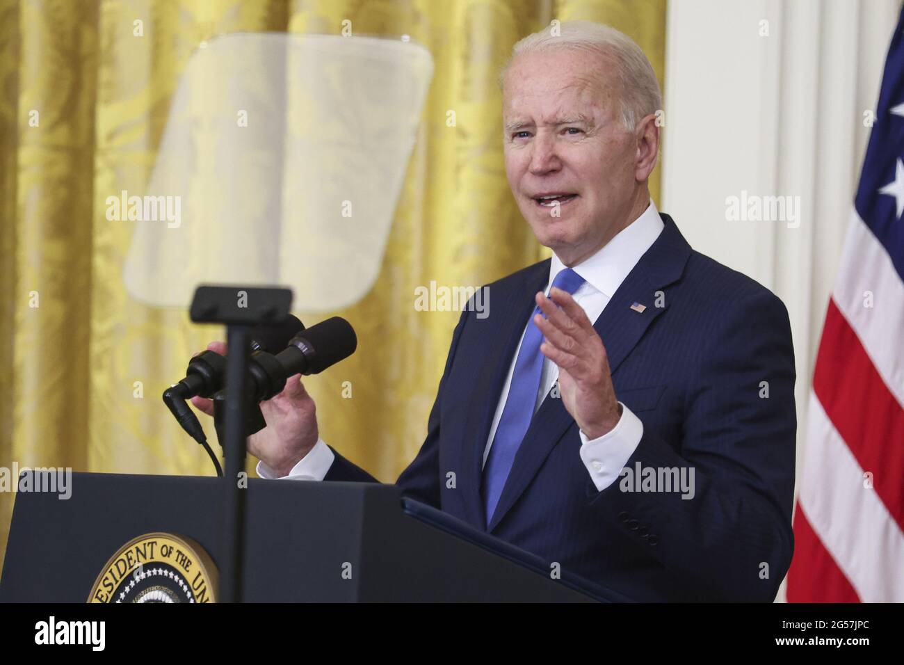 Washington DC, USA. Juni 2021. Präsident Joe Biden spricht während einer Veranstaltung zum Gedenken an den LGBTQ Pride Month im East Room des Weißen Hauses am Freitag, den 25. Juni 2021 in Washington, DC. Foto von Oliver Contreras/UPI Credit: UPI/Alamy Live News Stockfoto