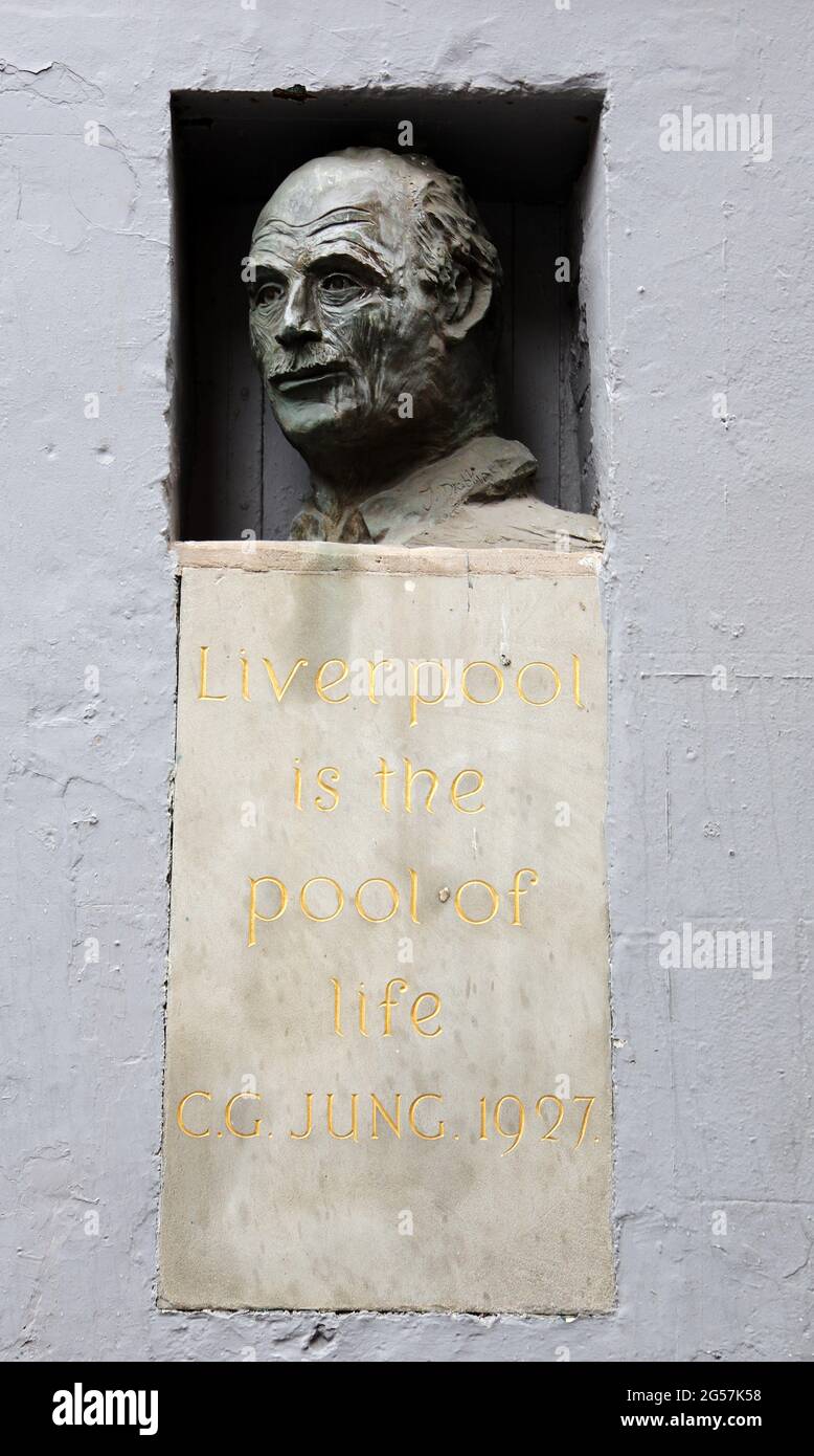 Büste von Carl Gustav Jung in der Mathew Street in Liverpool Stockfoto