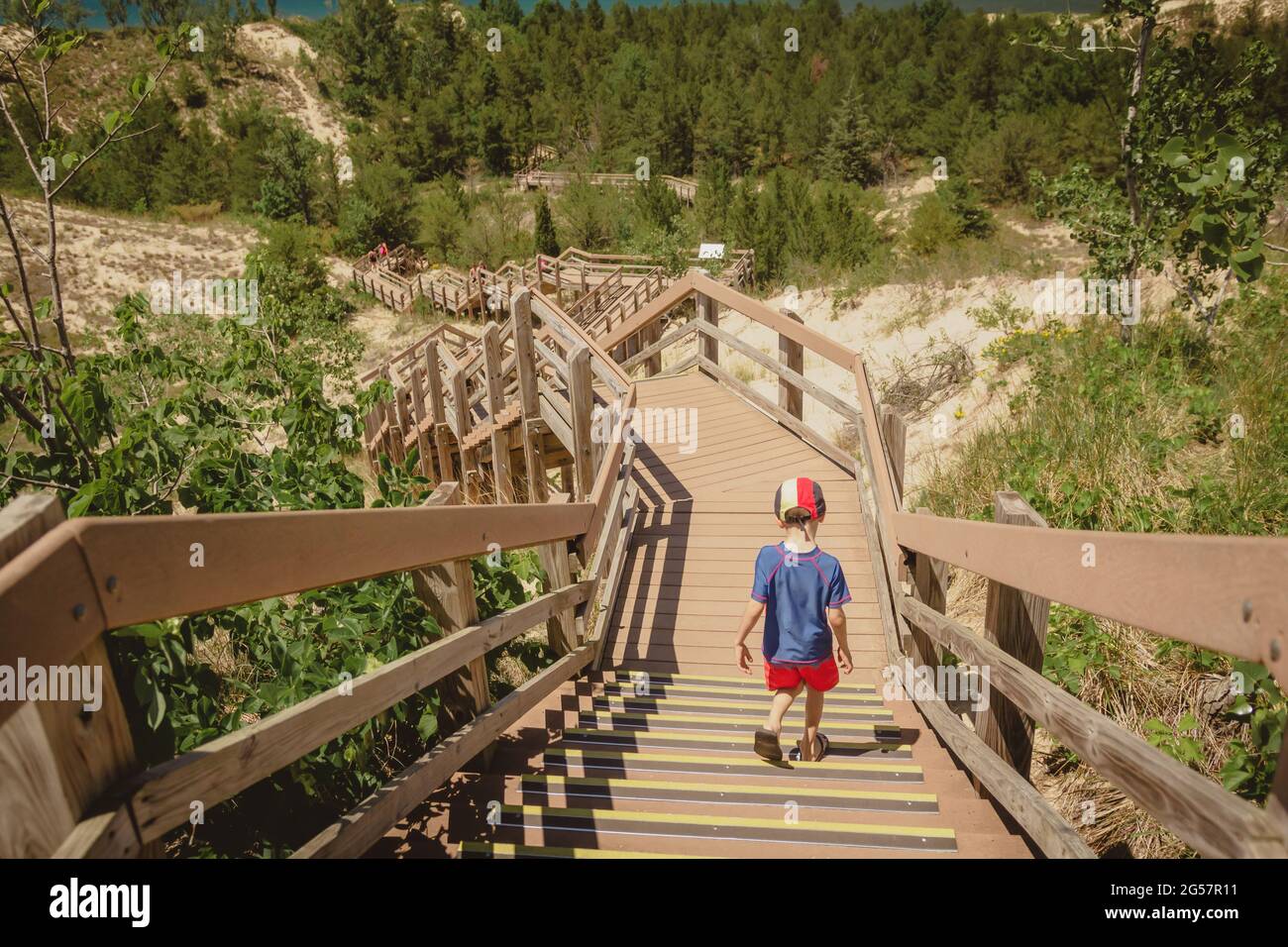 Junge wandern entlang des Dünennachfolgerpfades im Indiana Dunes National Park. Stockfoto