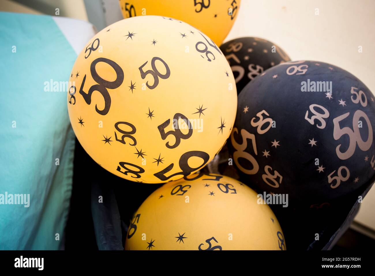 Weiche Luftballons zum Dekorieren von Liebesfeiern. 50. Hochzeitstag Stockfoto