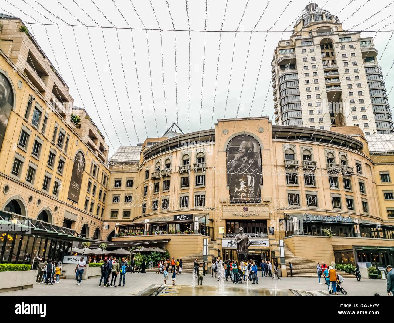 Johannesburg, Südafrika - 20. Januar 2020: Nelson Mandela Square in Sandton City Mall, einer berühmten Touristenattraktion in Johannesburg Stockfoto