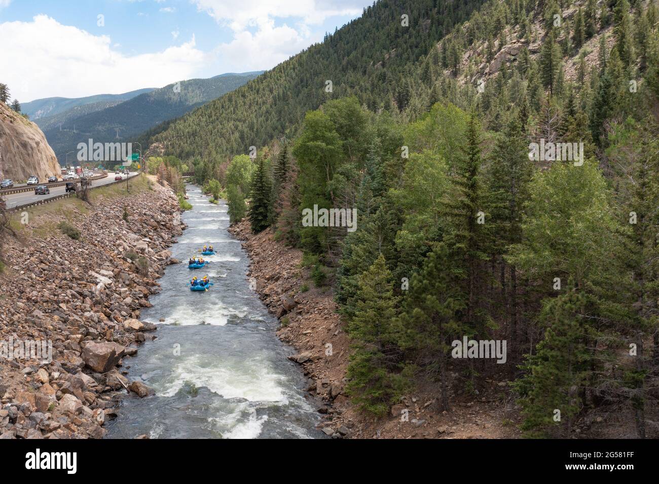 Wildwassersparren, die durch einen klaren Bach in der Nähe von Idaho Springs, Colorado, USA, fahren. Stockfoto