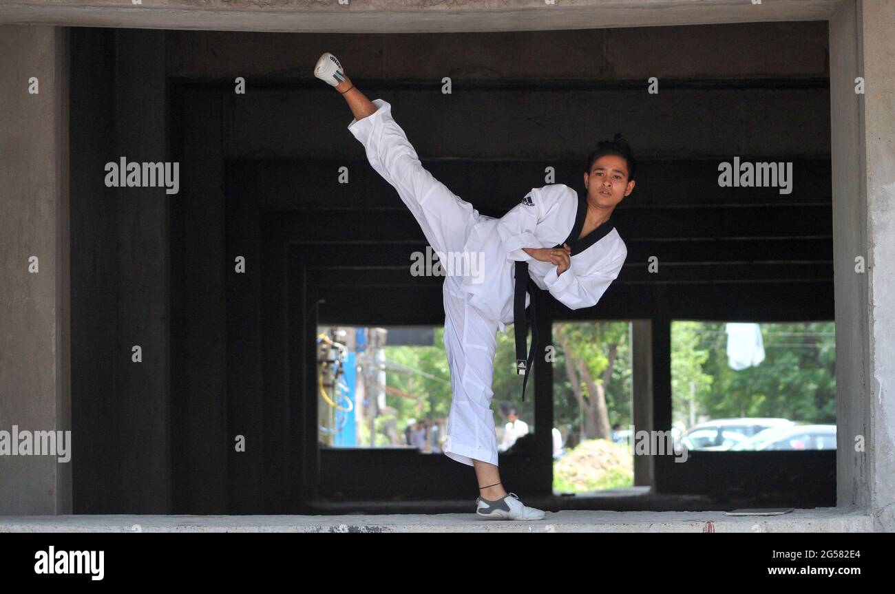 MOHALI, INDIEN - 25. JUNI: Para-Athlet Taekwondo palyer Aruna Tanwar während eines Fotoshootings am 25. Juni 2021 in Mohali, Indien.Aruna, Tochter eines Fahrers und BPEd-Studenten an der Chandigarh University Gharuan, wurde offiziell ausgewählt, Indien bei den Paralympics Tokyo 2021 zu vertreten. (Foto von Ravi Kumar/Hindustan Times/Sipa USA) Stockfoto