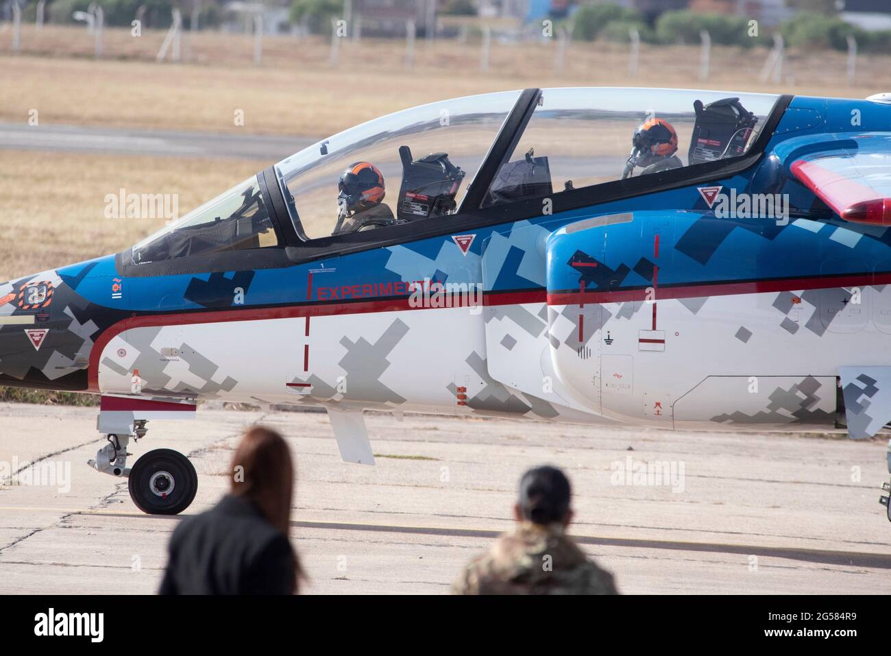 Cordoba, Argentinien. Juni 2021. Pilotos abordo del aviÃ³n IA-63 Pampa III Bloque II. Der Präsident der Nation, Alberto FernÃ¡ndez, nahm heute zusammen mit dem Verteidigungsminister, AgustÃ-n Rossi und dem Gouverneur Juan Schiaretti an der argentinischen Flugzeugfabrik 'Brigadier San MartÃ-n' SA (FAdeA) in Cordoba Teil, an der die Luftwaffe ein Flugzeug der IA-63 Pampa III Block II abgeliefert hatte. Quelle: Daniel Bustos/ZUMA Wire/Alamy Live News Stockfoto