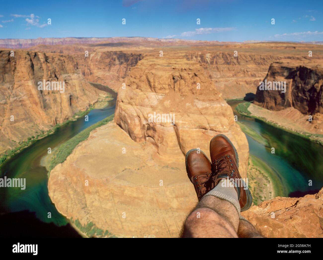 Arizona, Page, The Horse Shoe Bend, Horse Shoe Bend mit Touristen-Beinen im Vordergrund Stockfoto