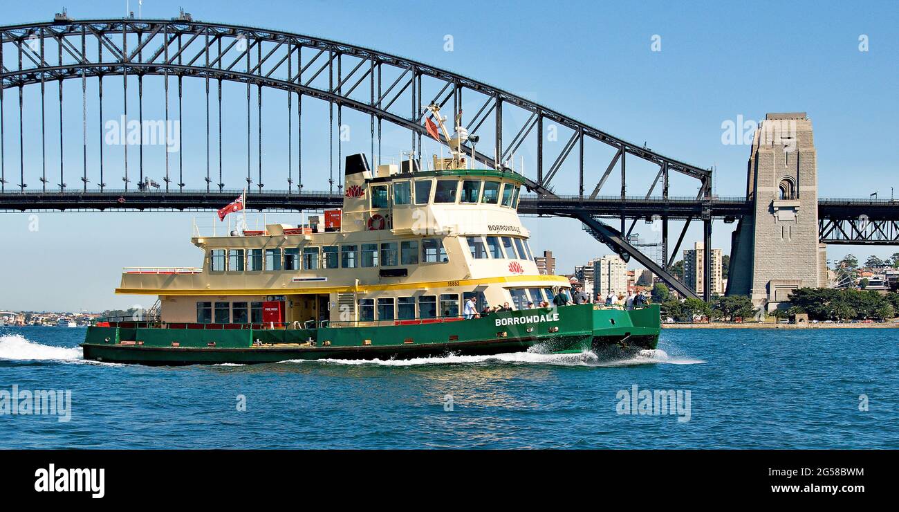 Die Borridale, die ältere Fähre auf dem Sydney Harbour, mit der Sydney Harbour Bridge im Hintergrund, die auch liebevoll als „The Coat Hanger“ bekannt ist Stockfoto