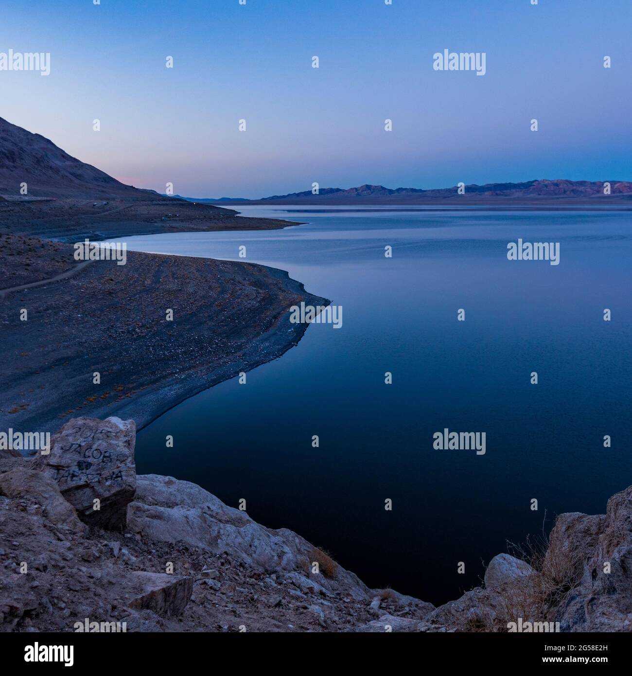 USA, Nevada, Hawthorne, Calm Walker Lake in der Abenddämmerung Stockfoto