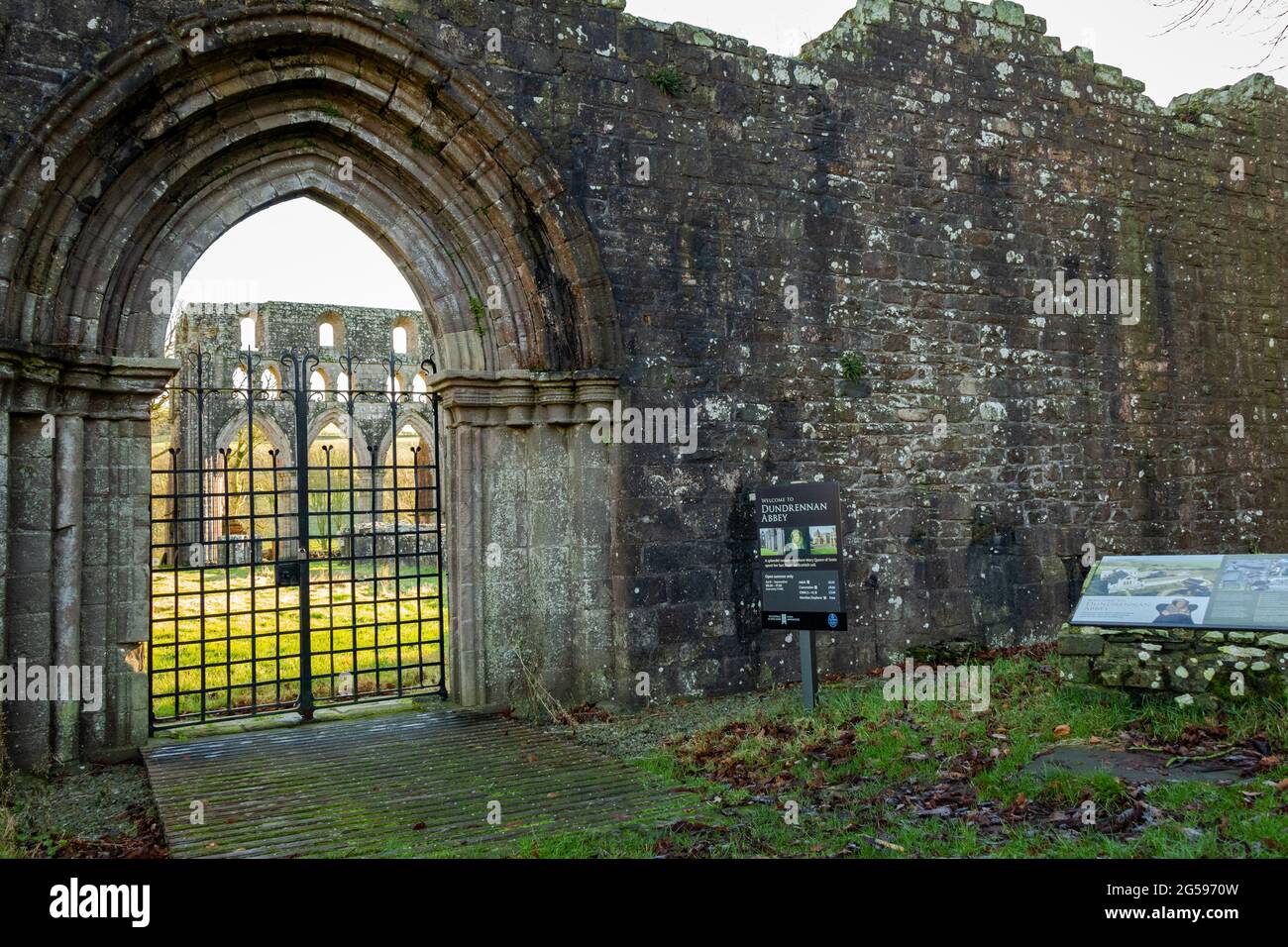 Dundrennan, Schottland - 29. Dezember 2020: Der Eingang zur Dundrennan Abbey, einer mittelalterlichen Abtei in Dumfries und Galloway, Schottland Stockfoto