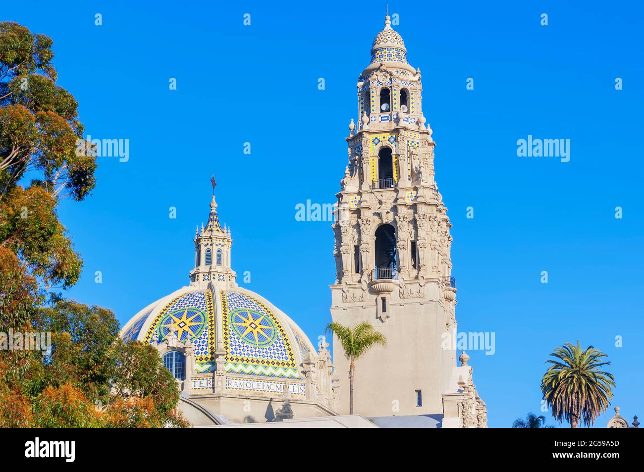 St. Francis Chapel Kuppeln und Glockenturm über dem Museum of man, Balboa Park, San Diego, Kalifornien, USA Stockfoto