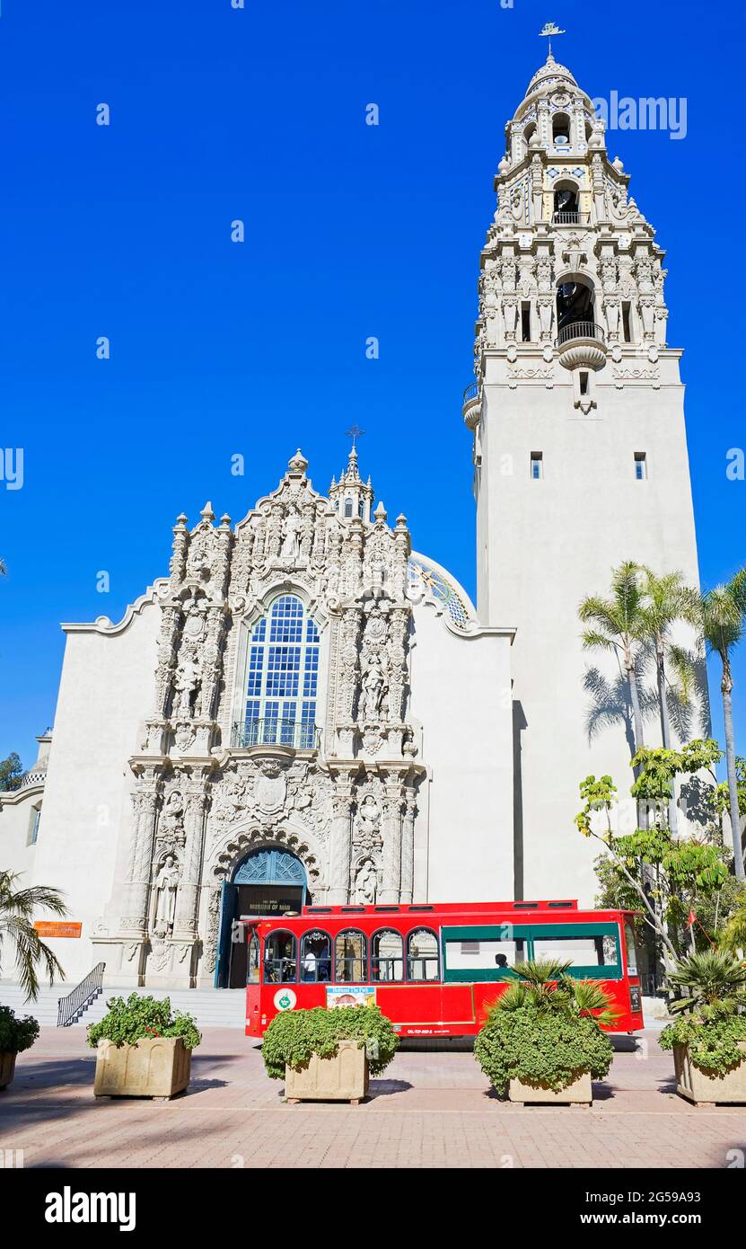 San Diego Straßenbahn vorbeifahren das Museum des Mannes, San Diego, Kalifornien, USA Stockfoto