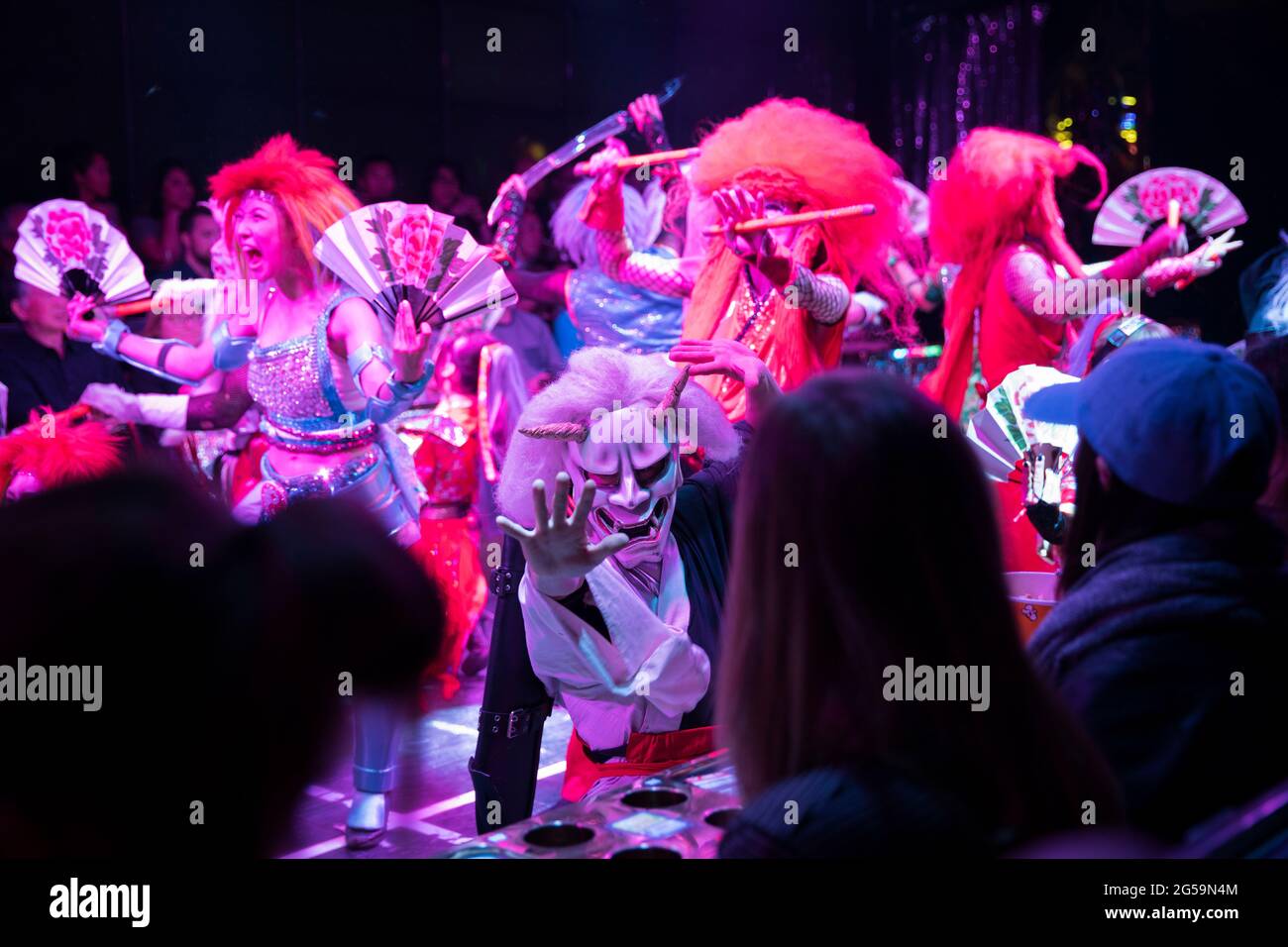 Darsteller bei einer Show im Robot Restaurant in Tokio, Japan Stockfoto