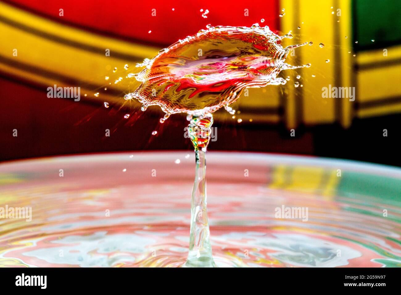 Farbspritzer einer Kollision mit einem Wassertropfen Stockfoto