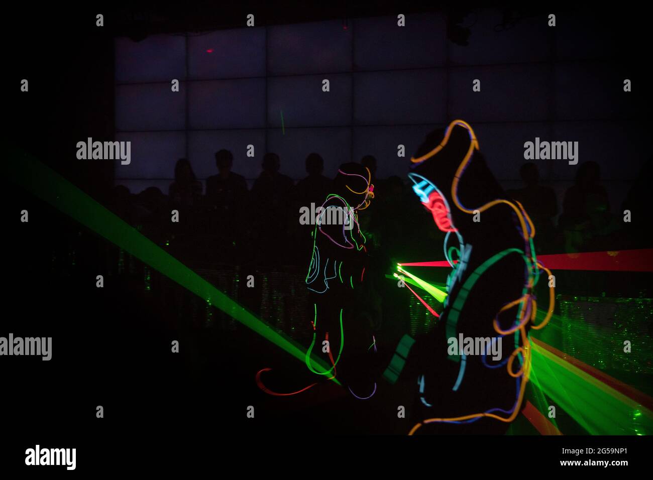 Darsteller bei einer Show im Robot Restaurant in Tokio, Japan Stockfoto