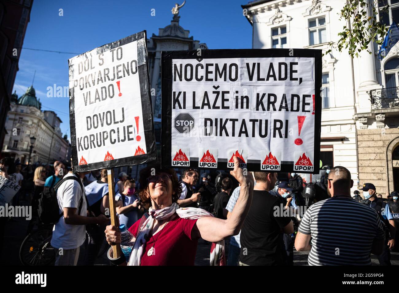 Demonstranten tragen Zeichen, die sagen: „nieder mit dieser korrupten Regierung! Schluss mit der Korruption!“ Und „Wir wollen keine Regierung, die lügt und stiehlt! Stoppt die Diktatur!“ Während eines regierungsfeindlichen Protestes und einer alternativen Feier zum Staatstag in Ljubljana. Während Slowenien am 25. Juni 2021 seinen 30. Geburtstag feierte, fand ein Massenprotest gegen die Regierung und ein alternativer Tag der Staatlichkeit nur wenige hundert Meter von der offiziellen Feier der Regierung von Premierminister Janez Jansa entfernt statt. Zu den Protestierenden gehörten Gewerkschaften, Künstler, Musiker und auch Stockfoto