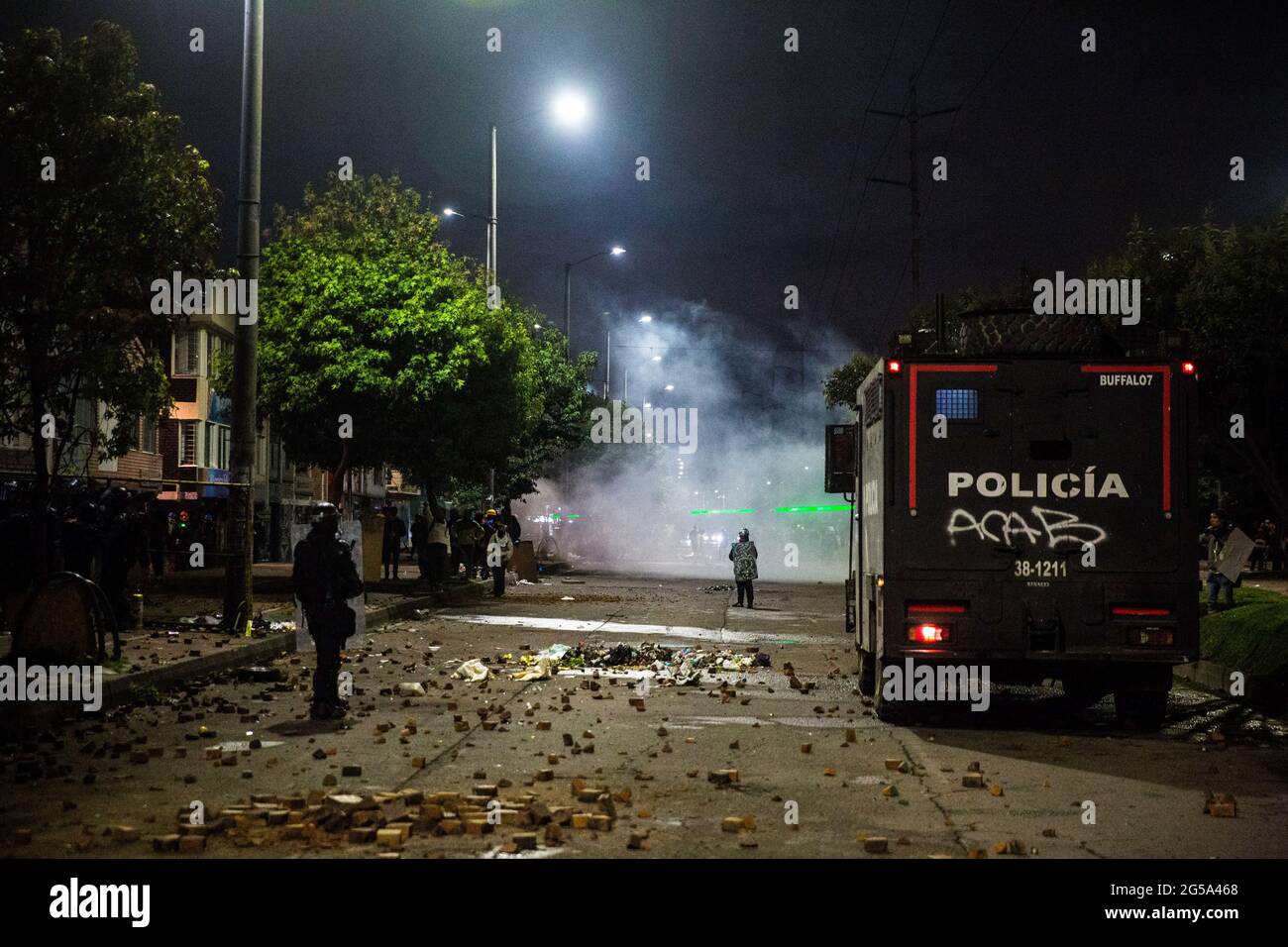 Bogota, Kolumbien. Juni 2021. Die Anti-Riot-Polizei mit einem Wasserwerfer-LKW wartet auf den richtigen Moment, um die Demonstranten anzugreifen. Die Polizeigewalt gegen Demonstranten nimmt weiter zu. Am 23. Juni brachen Massen- und lang anhaltende Proteste gegen die Tötung von zwei jungen Männern an zwei verschiedenen Orten der Hauptstadt aus. (Foto von Antonio Cascio/SOPA Images/Sipa USA) Quelle: SIPA USA/Alamy Live News Stockfoto